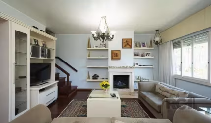 Casa residencial à venda - 232m² no bairro Assunção, Porto Alegre&lt;BR&gt;Excelente casa com 232m² de área privativa, oferecendo amplo espaço e conforto para toda a família. A residência conta com 4 
