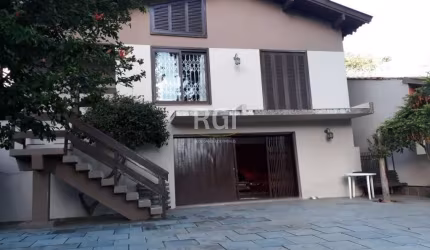 Linda residência 03 dormitórios, com vista para o lago Guaíba, com peças amplas, um amplo patio frente e fundos, canis, piscina e casa anexo com 02 dormitórios, com linda vista.&lt;BR&gt;Andar superio