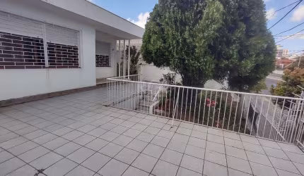 Em excelente localização, entre Bairros Menino Deus e Azenha, casa térrea, terreno em aclive, com  3 dormitórios,  living 2 ambientes,  banheiro social e auxiliar, lavanderia, 2 cozinhas e sala de jan