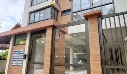 Apartamento estilo Studio/Loft&lt;BR&gt;&lt;BR&gt;Excelente imóvel de 50m² privativos, conta com 01 dormitório espaçoso, cozinha e 01 banheiro,  vaga coberta para seu carro.&lt;BR&gt;O predio recém co