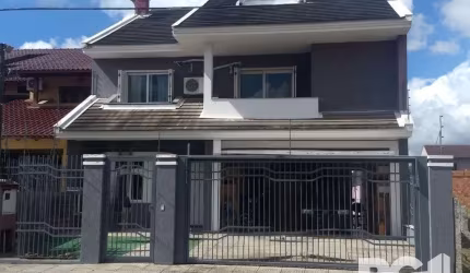 Ótima casa com dois pavimentos, com 4 dormitórios, sendo 1 suítes e 1 suíte master, 5 banheiros. Living amplo com dois ambientes, 2 cozinhas com armários sob medida. Garagem para 3 carros, sendo duas 