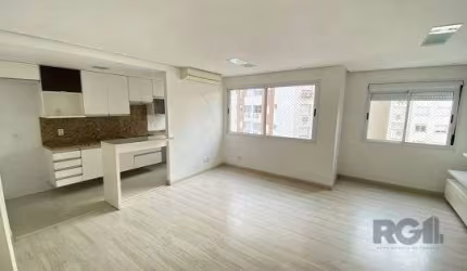 Apartamento de 3 dormitórios (transformado em 2 com living estendido), SEMI MOBILIADO, suíte e 1 vaga de garagem coberta. &lt;BR&gt;Apartamento recém reformado.  &lt;BR&gt;Condomínio  com portaria 24h