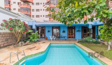 CASA 400,00 m² -  alto padrão 3 dormitórios sendo uma suíte, gabinete, living 2 ambientes com lareira, lavabo, sala de jantar, estar íntimo, banheiro social, cozinha montada, área de serviço/ lavander