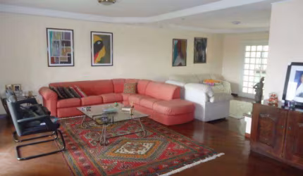 Casa de alvenaria, com 249,27m², terreno com 810m², constituída de hall de entrada, lavabo, escritório, sala de estar, estar intimo com lareira, 4 quartos, sendo 1 suíte com closet, banho social e amp