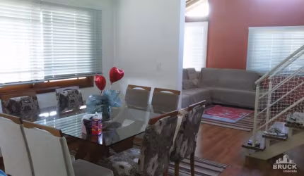 Casa de 3 dormitórios 1 suítes master com closet, 4 banheiros e 4 vaga, zona sul de Porto Alegre, próximo ao Zaffari Cavalhada .&lt;BR&gt;está Belíssima Casa ampla metragem, fino acabamento, com salão