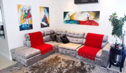 Ótima casa/sobrado de 2 pavimentos, com 244m² construídos, em terreno com 346m², de 3 dormitórios. Possui living amplo com lareira,  sala de jantar, 3 dormitórios sendo 1 suíte, banheiro social, lavab