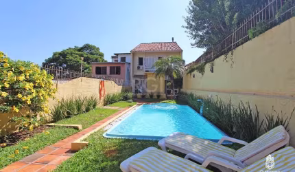 Excelente sobrado com 240² divididos em 2 pavimentos e mais anexo, em terreno com 435m² (6,60x66m). Possui no térreo: living amplo para 2 ambientes com sala de estar com lareira e sala de TV, escritór