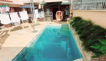 Ótima casa com 4 dormitórios em 260m² privativos, gabinete, cozinha montada, lavabo. Na parte superior três amplos dormitórios com sacada sendo um suíte com hidro e mezanino com lareira. &lt;BR&gt;Pát