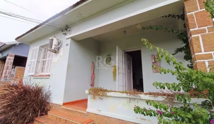 Ótima casa de 264m² reformada, com 03 dormitórios, banheiro social, sala de estar, sala integrada com cozinha, lavanderia, amplo pátio com piscina, quiosque com churrasqueira, banheiro auxiliar, vaga 