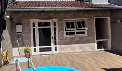 Belíssima  casa  com 243 m² de área construída,  composta de  2 dormitórios,  sendo  1  suíte master  com closet, Living  três ambientes com sacada. Copa  e cozinha planejada. Banheiro social com box 
