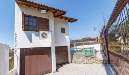 Ótima casa/sobrado no Parque Santa Fé, em avenida principal, com 237m² construídos, em terreno com 337m², de 4 dormitórios. Possui 2 salas e ambas com lareira, 4 dormitórios sendo 1 suítem banheiro so