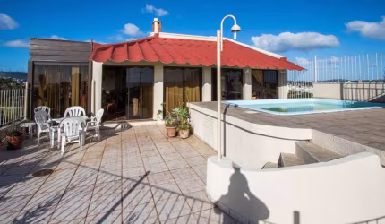 Permita-se apreciar um por do sol magnífico e exclusivo, refrescando-se em sua piscina privativa nas tardes quentes de verão, ou simplesmente sentar-se com a família e amigos para contemplar o lindo e