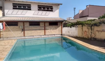 Casa residencial com possibilidade de ocupação comercial ou mista, possuindo uma edícula nos fundos composta por um amplo living com cozinha integrada, dois dormitórios, lavabo, banheiro social, área 