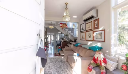 Ótima residência em condomínio fechado, com 04 dormitórios, 3 suítes, lavabo, banho social, living 02 ambientes, cozinha montada, lavanderia, água quente ,churrasqueira, pátio com piscina.&lt;BR&gt;Co
