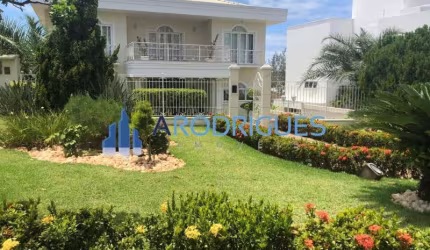Casa luxuosa em condomínio de alto padrão em Piatã, Salvador-BA: 5 quartos, 5 suítes, 4 salas, 7 banheiros, 5 vagas, 1.025m². Venha conferir!