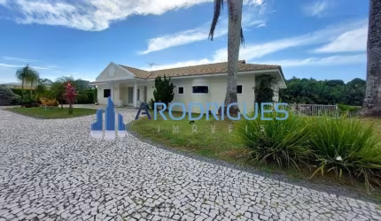 Casa de alto padrão à venda no condomínio Encontro das Águas, com jardim na entrada e 4 pavimentos!