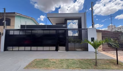Casa à venda em Maringá, Zona 08, com 4 quartos, com 218 m²