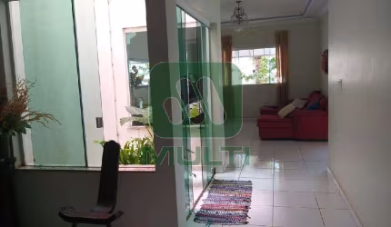 Casa com 3 quartos à venda no Presidente Roosevelt, Uberlândia  por R$ 1.200.000