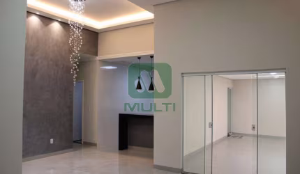 Casa com 3 quartos à venda no Novo Mundo, Uberlândia  por R$ 980.000