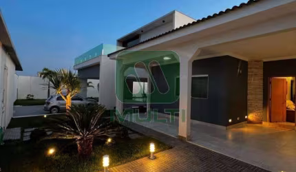 Casa com 3 quartos para alugar no Jardim Patrícia, Uberlândia  por R$ 16.000