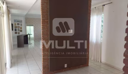 Casa com 3 quartos para alugar na Cidade Jardim, Uberlândia  por R$ 5.000