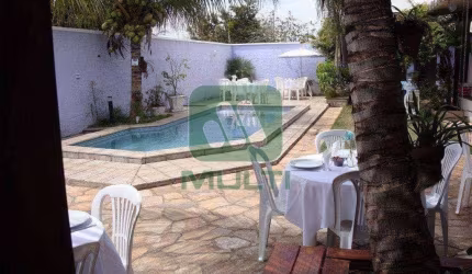 Casa com 4 quartos à venda no Umuarama, Uberlândia  por R$ 1.200.000