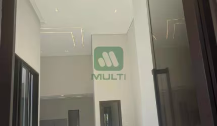 Casa em condomínio fechado com 3 quartos para alugar no Jardins Gênova, Uberlândia  por R$ 13.000