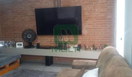 Casa com 3 quartos à venda no Tibery, Uberlândia  por R$ 800.000