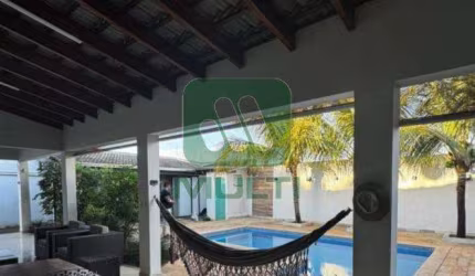Casa com 3 quartos para alugar na Cidade Jardim, Uberlândia  por R$ 8.500