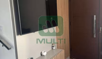 Casa em condomínio fechado com 3 quartos para alugar no Jardim Inconfidência, Uberlândia  por R$ 4.700