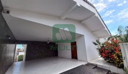 Casa com 3 quartos para alugar no Centro, Uberlândia  por R$ 5.000