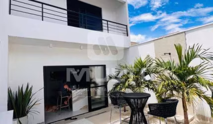 Casa com 3 quartos à venda no Jardim Europa, Uberlândia  por R$ 700.000