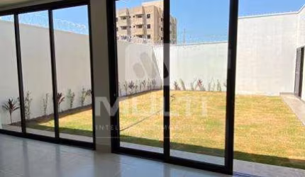 Casa com 3 quartos à venda no Novo Mundo, Uberlândia  por R$ 890.000