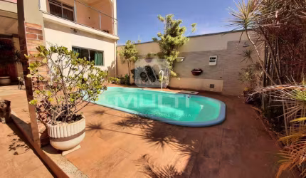 Casa com 4 quartos à venda no Jardim Patrícia, Uberlândia  por R$ 850.000