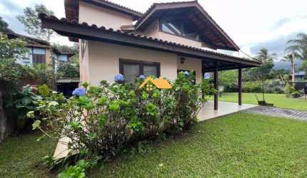 Linda casa à venda em São Sebastião-SP, no bairro Baleia, com 3 quartos, 2 suítes, 2 salas, 3 banheiros, 6 vagas de garagem e 170m² de área!