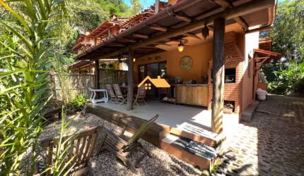 Casa em condomínio de luxo em Camburi, São Sebastião-SP: 4 quartos, 2 suítes, 2 salas, 3 banheiros, 2 vagas de garagem, 130m².