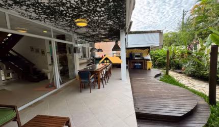Casa de alto padrão em condomínio na Baleia, São Sebastião-SP: 5 quartos, 5 suítes, 2 salas, 6 banheiros, 4 vagas, 240m².