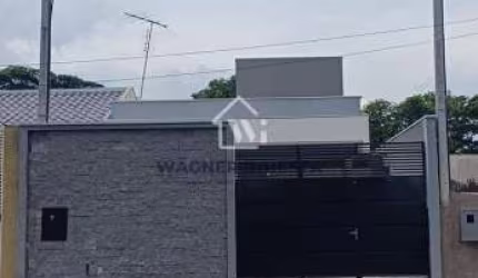 APENAS R$320 Mil. Vende casa Nova, 03 quartos. Acabamento em piso porcelanato, frente ampla e garag