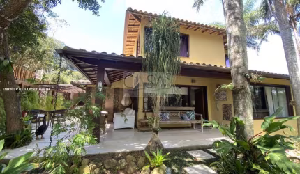 Excelente casa 5 suítes em condomínio no Centro de Búzios