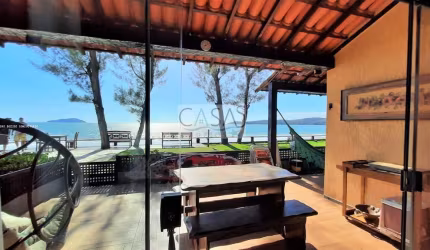 Casa 3 quartos Frontal Mar em condomínio Pé na Areia - Manguinhos.