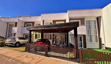 Casa duplex em condomínio fechado, com 2 suítes e armários planejados