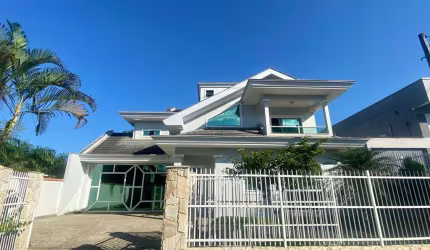Casa à venda no bairro Iririú
