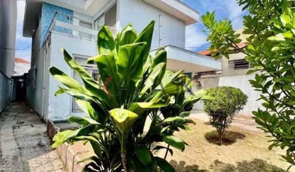Comprar/vendo: Terreno de 647m² com 4 casas (3 com entradas independentes) no Centro de Jundiaí, SP, totalizando 462m² de área construída.