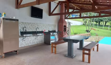 Incrível  chácara em Loteamento fechado em ,  a 3 km do centro. Casa 286 m; 2 terrenos de 1000 com matrículas independentes;  Pés de fruta grandes, todos produzem; Ameixa,  abacate, figo, goiaba,  jab
