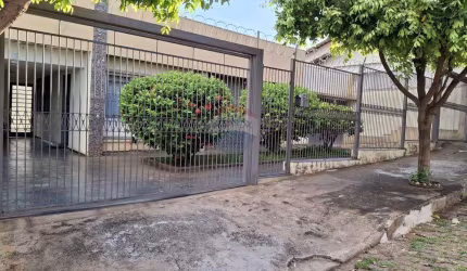 Casa para venda em Centro de 302.00m² com 4 Quartos, 2 Suites e 5 Garagens