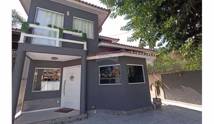 Casa de Condomínio para venda em Jacarepaguá de 200.00m² com 3 Quartos, 2 Suites e 3 Garagens
