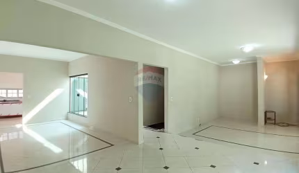 Casa para alugar em Centro de 291.47m² com 3 Quartos, 2 Suites e 5 Garagens