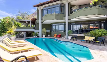 Casa para venda em Laranjeiras de 1330.00m² com 8 Quartos, 5 Suites e 4 Garagens