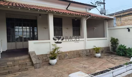 Casa para venda em Centro de 336.00m² com 6 Quartos e 4 Garagens