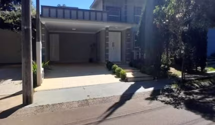 Casa para alugar em Jardim Jockey Clube de 210.00m² com 3 Quartos, 3 Suites e 4 Garagens